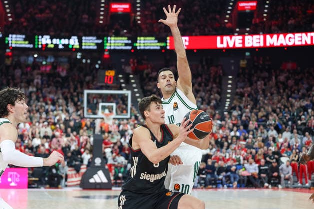 Nenad Dimitrijevic (FC Bayern Basketball, 00) mit Kostas Sloukas (Panathinaikos AKTOR Athen, 10), GER, FC Bayern Basketball vs. Panathinaikos AKTOR Athen, Basketball, Euroleague, 22. Spieltag, Saison 2025 2026, 15.01.2026, GER, FC Bayern Basketball vs. Panathinaikos AKTOR Athen, Basketball, Euroleague, 22. Spieltag, Saison 2025 2026, 15.01.2026 Muenchen Copyright: xEibner-Pressefoto JennixMaulx EP_JML