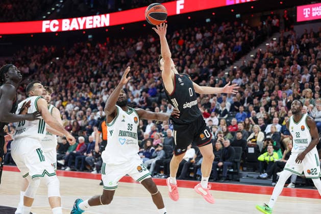 Nenad Dimitrijevic (FC Bayern Basketball, 00) mit Kenneth Faried (Panathinaikos AKTOR Athen, 35) und Jerian Grant (Panathinaikos AKTOR Athen, 22), GER, FC Bayern Basketball vs. Panathinaikos AKTOR Athen, Basketball, Euroleague, 22. Spieltag, Saison 2025 2026, 15.01.2026, GER, FC Bayern Basketball vs. Panathinaikos AKTOR Athen, Basketball, Euroleague, 22. Spieltag, Saison 2025 2026, 15.01.2026 Muenchen Copyright: xEibner-Pressefoto JennixMaulx EP_JML