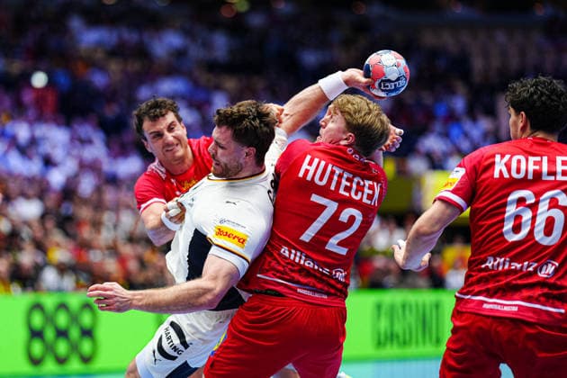 Johannes Golla (Deutschland, 04), Lukas Hutecek (Oesterreich, 72) DEN, Deutschland vs. Oesterreich, Handball, EHF Europameisterschaft 2026, Gruppe A, Spieltag 1, 15.01.2026 DEN, Deutschland vs. Oesterreich, Handball, EHF Europameisterschaft 2026, Gruppe A, Spieltag 1, 15.01.2026 Herning Copyright: xEibner-Pressefoto MarcelxvonxFehrnx EP_MFN