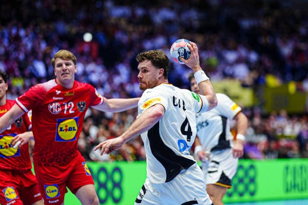 Wurf Tor Johannes Golla (Deutschland, 04) DEN, Deutschland vs. Oesterreich, Handball, EHF Europameisterschaft 2026, Gruppe A, Spieltag 1, 15.01.2026 DEN, Deutschland vs. Oesterreich, Handball, EHF Europameisterschaft 2026, Gruppe A, Spieltag 1, 15.01.2026 Herning Copyright: xEibner-Pressefoto MarcelxvonxFehrnx EP_MFN