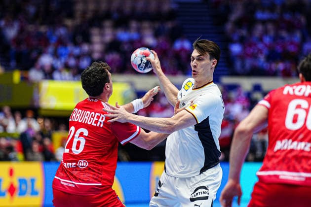 Lukas Herburger (Oesterreich, 26), Miro Schluroff (Deutschland, 05) DEN, Deutschland vs. Oesterreich, Handball, EHF Europameisterschaft 2026, Gruppe A, Spieltag 1, 15.01.2026 DEN, Deutschland vs. Oesterreich, Handball, EHF Europameisterschaft 2026, Gruppe A, Spieltag 1, 15.01.2026 Herning Copyright: xEibner-Pressefoto MarcelxvonxFehrnx EP_MFN