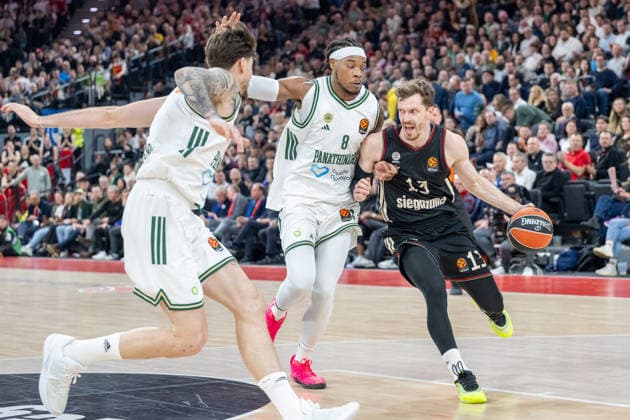 Richaun Holmes 8 (Panathinaikos Aktor Athen) im Zweikampf mit Andreas Obst 13 (FC Bayern Basketball), FC Bayern Basketball vs. Panathinaikos Aktor Athen, EuroLeague 22. Spieltag, 15.01.2026 Muenchen Bayern Deutschland