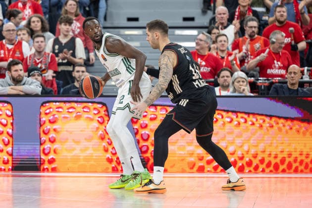 Jerian Grant 22 (Panathinaikos Aktor Athen) im Zweikampf mit Stefan Jovic 16 (FC Bayern Basketball), FC Bayern Basketball vs. Panathinaikos Aktor Athen, EuroLeague 22. Spieltag, 15.01.2026 Muenchen Bayern Deutschland