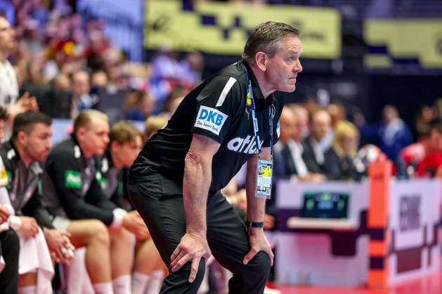 15.01.2026, Handball, Men s EHF EURO 2026, Deutschland - Östereich, Jyske Bank Boxen in Herning, Dänemark, Preliminary Round: Headcoach Alfred Gislason (Germany hc) gestikulierend am Spielfeldrand Dänemark