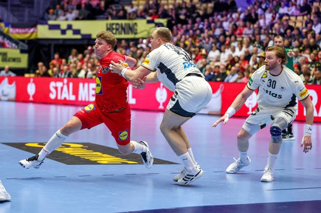 15.01.2026, Handball, Men s EHF EURO 2026, Deutschland - Östereich, Jyske Bank Boxen in Herning, Dänemark, Preliminary Round: Lukas Hutecek (Austria 72) im Zweikampf gegen Justus Fischer (Germany 54) und Tom Kiesler (Germany 30) Dänemark