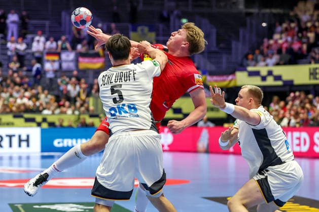 15.01.2026, Handball, Men s EHF EURO 2026, Deutschland - Östereich, Jyske Bank Boxen in Herning, Dänemark, Preliminary Round: Lukas Hutecek (Austria 72) im Zweikampf gegen Miro Schluroff (Germany 05) Justus Fischer (Germany 54) Dänemark