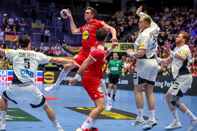 15.01.2026, Handball, Men s EHF EURO 2026, Deutschland - Östereich, Jyske Bank Boxen in Herning, Dänemark, Preliminary Round: Mykola Bilyk (Austria 53) im Zweikampf gegen Miro Schluroff (Germany 05) Justus Fischer (Germany 54) Tom Kiesler (Germany 30) Dänemark
