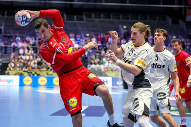 15.01.2026, Handball, Men s EHF EURO 2026, Deutschland - Östereich, Jyske Bank Boxen in Herning, Dänemark, Preliminary Round: Janko Bozovic (Austria 07) gegen Juri Knorr (Germany 15) Miro Schluroff (Germany 05) Dänemark