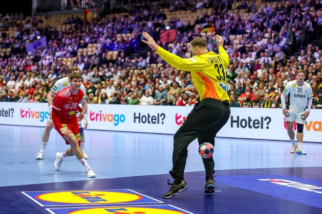 15.01.2026, Handball, Men s EHF EURO 2026, Deutschland - Östereich, Jyske Bank Boxen in Herning, Dänemark, Preliminary Round: Sebastian Frimmel (Austria 20) verwandelt den Siebenmeter Wurf gegen Andreas Wolff (Germany 33) Dänemark