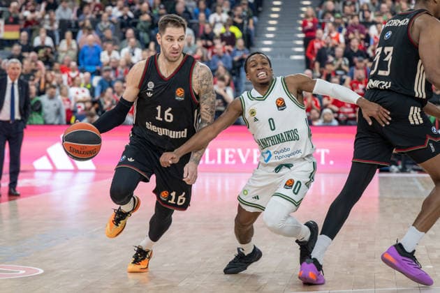 Stefan Jovic 16 (FC Bayern Basketball) im Zweikampf mit TJ Shorts 0 (Panathinaikos Aktor Athen), FC Bayern Basketball vs. Panathinaikos Aktor Athen, EuroLeague 22. Spieltag, 15.01.2026 Muenchen Bayern Deutschland