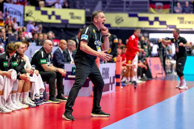 15.01.2026, Handball, Men s EHF EURO 2026, Deutschland - Östereich, Jyske Bank Boxen in Herning, Dänemark, Preliminary Round: Headcoach Alfred Gislason (Germany hc) gestikulierend am Spielfeldrand Dänemark
