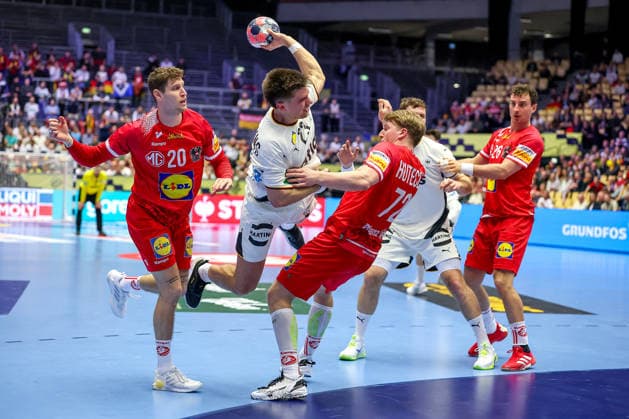 15.01.2026, Handball, Men s EHF EURO 2026, Deutschland - Östereich, Jyske Bank Boxen in Herning, Dänemark, Preliminary Round: Renars Uscins (Germany 23) im Zweikampf gegen Sebastian Frimmel (Austria 20) Lukas Hutecek (Austria 72) Dänemark
