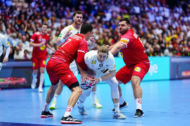 Janko Bozovic (Oesterreich, 07), Juri Knorr (Deutschland, 15), Tobias Wagner (Oesterreich, 55) DEN, Deutschland vs. Oesterreich, Handball, EHF Europameisterschaft 2026, Gruppe A, Spieltag 1, 15.01.2026 DEN, Deutschland vs. Oesterreich, Handball, EHF Europameisterschaft 2026, Gruppe A, Spieltag 1, 15.01.2026 Herning Copyright: xEibner-Pressefoto MarcelxvonxFehrnx EP_MFN