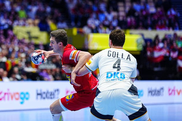 Nikola Bilyk (Oesterreich, 53), Johannes Golla (Deutschland, 04) DEN, Deutschland vs. Oesterreich, Handball, EHF Europameisterschaft 2026, Gruppe A, Spieltag 1, 15.01.2026 DEN, Deutschland vs. Oesterreich, Handball, EHF Europameisterschaft 2026, Gruppe A, Spieltag 1, 15.01.2026 Herning Copyright: xEibner-Pressefoto MarcelxvonxFehrnx EP_MFN
