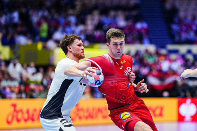 Johannes Golla (Deutschland, 04), Nikola Bilyk (Oesterreich, 53) DEN, Deutschland vs. Oesterreich, Handball, EHF Europameisterschaft 2026, Gruppe A, Spieltag 1, 15.01.2026 DEN, Deutschland vs. Oesterreich, Handball, EHF Europameisterschaft 2026, Gruppe A, Spieltag 1, 15.01.2026 Herning Copyright: xEibner-Pressefoto MarcelxvonxFehrnx EP_MFN