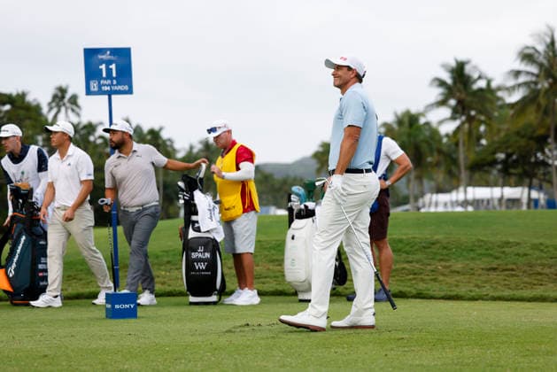 January 15, 2026, Honolulu, Hawaii, USA: ADAM SCOTT watches his tee shot from the 11th tee box during Round 1 of the 2026 Sony Open in Honolulu, Hawaii on January 15, 2026. Honolulu USA - ZUMAm310 20260115_zsp_m310_008 Copyright: xElliotxMilesx