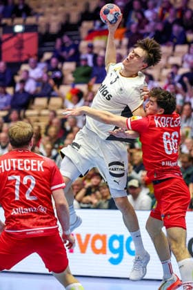 15.01.2026, Handball, Men s EHF EURO 2026, Deutschland - Östereich, Jyske Bank Boxen in Herning, Dänemark, Preliminary Round: Miro Schluroff (Germany 05) im Zweikampf gegen Lukas Hutecek (Austria 72) Elias Kofler (Austria 66) Dänemark