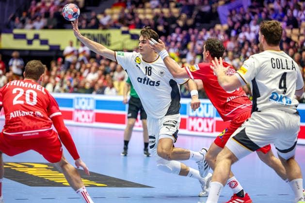 15.01.2026, Handball, Men s EHF EURO 2026, Deutschland - Östereich, Jyske Bank Boxen in Herning, Dänemark, Preliminary Round: Julian Köster (Germany 18) im Zweikampf gegen Sebastian Frimmel (Austria 20) Elias Kofler (Austria 66) Dänemark