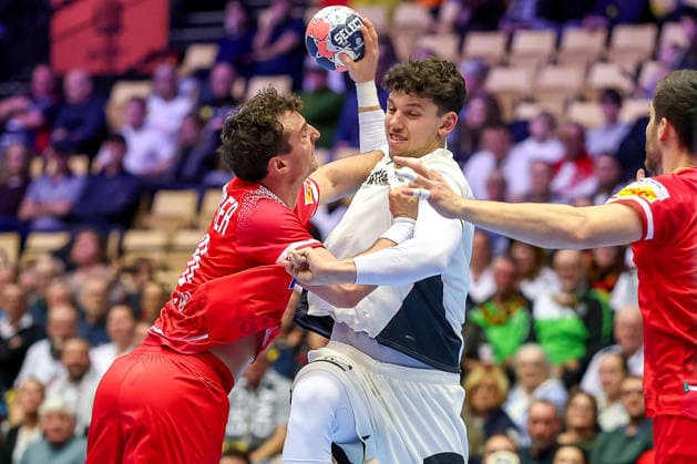15.01.2026, Handball, Men s EHF EURO 2026, Deutschland - Östereich, Jyske Bank Boxen in Herning, Dänemark, Preliminary Round: Marko Grgic (Germany 71) im Zweikampf gegen Elias Kofler (Austria 66) Dänemark