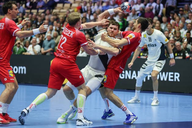 Deutschland - Österreich, EHF EM 2026 Johannes Golla (Deutschland, 4) wird am Kreis von Lukas Hutecek (Österreich, 72) und Boris Zivkovic (Österreich, 30) gestoppt. Handball EHF Europameisterschaft, Länderspiel zwischen Deutschland und Österreich am 15. Januar 2026 in Herning (Dänemark)., Herning Dänemark Jyske Bank Boxen