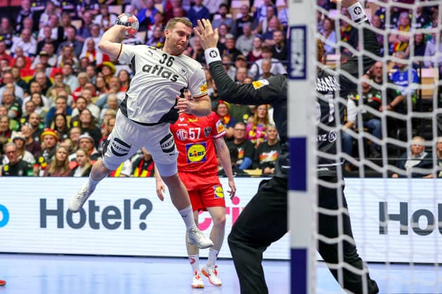 15.01.2026, Handball, Men s EHF EURO 2026, Deutschland - Östereich, Jyske Bank Boxen in Herning, Dänemark, Preliminary Round: Lukas Mertens (Germany 36) wirft auf das Tor von Leon Theodor Bergmann (Austria 51) Dänemark