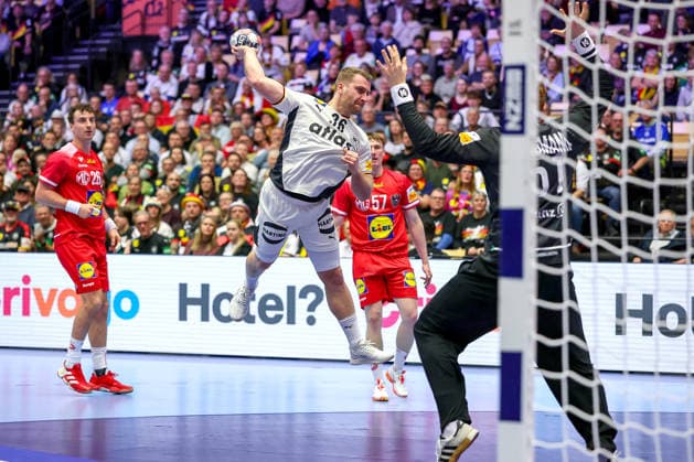 15.01.2026, Handball, Men s EHF EURO 2026, Deutschland - Östereich, Jyske Bank Boxen in Herning, Dänemark, Preliminary Round: Lukas Mertens (Germany 36) wirft auf das Tor von Leon Theodor Bergmann (Austria 51) Dänemark