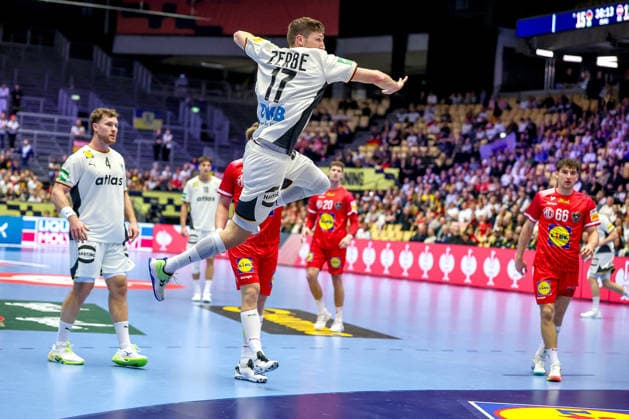 15.01.2026, Handball, Men s EHF EURO 2026, Deutschland - Östereich, Jyske Bank Boxen in Herning, Dänemark, Preliminary Round: Lukas Zerbe (Germany 17) wirft auf das Tor von Constantin Möstl (Austria 98) Dänemark