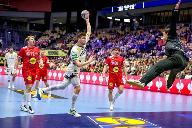 15.01.2026, Handball, Men s EHF EURO 2026, Deutschland - Östereich, Jyske Bank Boxen in Herning, Dänemark, Preliminary Round: Lukas Zerbe (Germany 17) wirft auf das Tor von Constantin Möstl (Austria 98) Dänemark *** 15 01 2026, Handball, Men s EHF EURO 2026, Germany Austria, Jyske Bank Boxen in Herning, Denmark, Preliminary Round Lukas Zerbe Germany 17 throws on the goal of Constantin Möstl Austria 98 Denmark