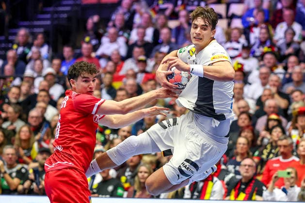 15.01.2026, Handball, Men s EHF EURO 2026, Deutschland - Östereich, Jyske Bank Boxen in Herning, Dänemark, Preliminary Round: Elias Kofler (Austria 66) im Zweikampf gegen Julian Köster (Germany 18) Dänemark