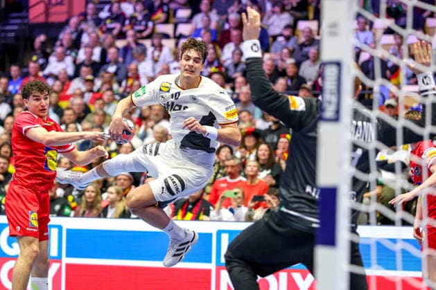15.01.2026, Handball, Men s EHF EURO 2026, Deutschland - Östereich, Jyske Bank Boxen in Herning, Dänemark, Preliminary Round: Elias Kofler (Austria 66) im Zweikampf gegen Julian Köster (Germany 18) wirft auf das Tor von Constantin Möstl (Austria 98) Dänemark