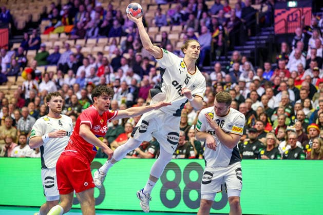 15.01.2026, Handball, Men s EHF EURO 2026, Deutschland - Östereich, Jyske Bank Boxen in Herning, Dänemark, Preliminary Round: Juri Knorr (Germany 15) wirft auf das Tor und stolpert dadurch über Lukas Mertens (Germany 36) Dänemark