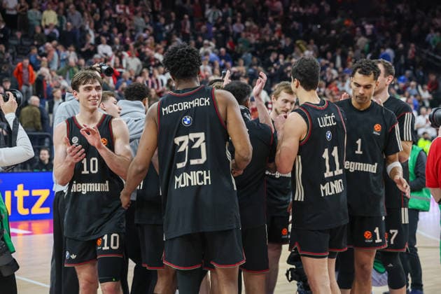 Die Mannschaft jubelt nach dem Spiel, Vladimir Lucic (FC Bayern Basketball, 11) mit Justinian Jessup (FC Bayern Basketball, 10) und David McCormack (FC Bayern Basketball, 33), mit Oscar da Silva (FC Bayern Basketball, 01), GER, FC Bayern Basketball vs. Panathinaikos AKTOR Athen, Basketball, Euroleague, 22. Spieltag, Saison 2025 2026, 15.01.2026, GER, FC Bayern Basketball vs. Panathinaikos AKTOR Athen, Basketball, Euroleague, 22. Spieltag, Saison 2025 2026, 15.01.2026 Muenchen Copyright: xEibner-Pressefoto JennixMaulx EP_JML