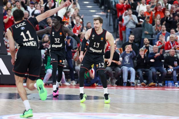 Andreas Obst (FC Bayern Basketball, 13) jubelt, mit Wenyen Gabriel (FC Bayern Basketball, 32) und Vladimir Lucic (FC Bayern Basketball, 11), GER, FC Bayern Basketball vs. Panathinaikos AKTOR Athen, Basketball, Euroleague, 22. Spieltag, Saison 2025 2026, 15.01.2026, GER, FC Bayern Basketball vs. Panathinaikos AKTOR Athen, Basketball, Euroleague, 22. Spieltag, Saison 2025 2026, 15.01.2026 Muenchen Copyright: xEibner-Pressefoto JennixMaulx EP_JML