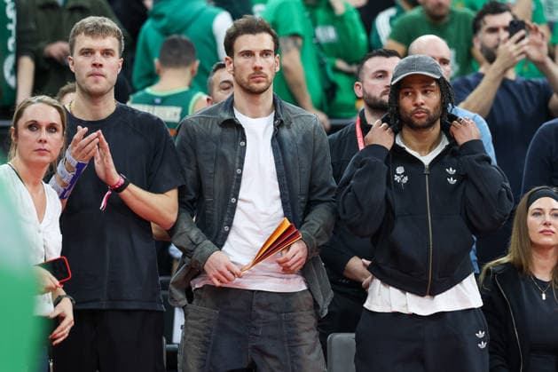 Leon Goretzka (FC Bayern Muenchen, 08) mit Serge Gnabry (FC Bayern Muenchen, 07), GER, FC Bayern Basketball vs. Panathinaikos AKTOR Athen, Basketball, Euroleague, 22. Spieltag, Saison 2025 2026, 15.01.2026, GER, FC Bayern Basketball vs. Panathinaikos AKTOR Athen, Basketball, Euroleague, 22. Spieltag, Saison 2025 2026, 15.01.2026 Muenchen Copyright: xEibner-Pressefoto JennixMaulx EP_JML