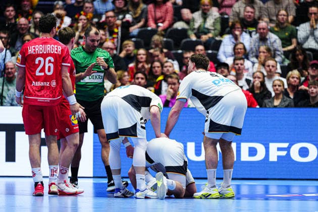 Verletzung Lukas Mertens (Deutschland, 36) DEN, Deutschland vs. Oesterreich, Handball, EHF Europameisterschaft 2026, Gruppe A, Spieltag 1, 15.01.2026 DEN, Deutschland vs. Oesterreich, Handball, EHF Europameisterschaft 2026, Gruppe A, Spieltag 1, 15.01.2026 Herning Copyright: xEibner-Pressefoto MarcelxvonxFehrnx EP_MFN