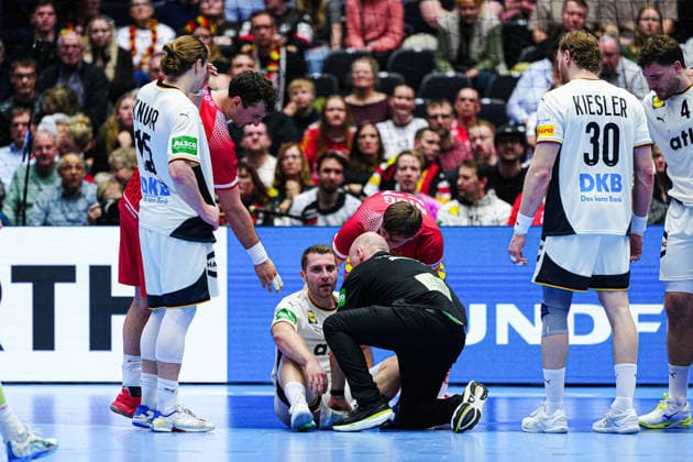 Verletzung Lukas Mertens (Deutschland, 36) DEN, Deutschland vs. Oesterreich, Handball, EHF Europameisterschaft 2026, Gruppe A, Spieltag 1, 15.01.2026 DEN, Deutschland vs. Oesterreich, Handball, EHF Europameisterschaft 2026, Gruppe A, Spieltag 1, 15.01.2026 Herning Copyright: xEibner-Pressefoto MarcelxvonxFehrnx EP_MFN