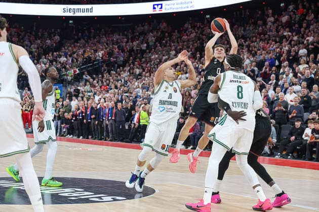 Nenad Dimitrijevic (FC Bayern Basketball, 00) mit Kostas Sloukas (Panathinaikos AKTOR Athen, 10) und Richaun Holmes (Panathinaikos AKTOR Athen, 08), GER, FC Bayern Basketball vs. Panathinaikos AKTOR Athen, Basketball, Euroleague, 22. Spieltag, Saison 2025 2026, 15.01.2026, GER, FC Bayern Basketball vs. Panathinaikos AKTOR Athen, Basketball, Euroleague, 22. Spieltag, Saison 2025 2026, 15.01.2026 Muenchen Copyright: xEibner-Pressefoto JennixMaulx EP_JML