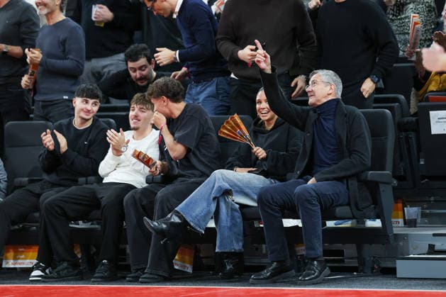 Herbert Hainer (FC Bayern Muenchen, Praesident) mit Tom Bischof (FC Bayern Muenchen, 20) und Josephine Scholl, mit Lennart Karl (FC Bayern Muenchen, 42), GER, FC Bayern Basketball vs. Panathinaikos AKTOR Athen, Basketball, Euroleague, 22. Spieltag, Saison 2025 2026, 15.01.2026, GER, FC Bayern Basketball vs. Panathinaikos AKTOR Athen, Basketball, Euroleague, 22. Spieltag, Saison 2025 2026, 15.01.2026 Muenchen Copyright: xEibner-Pressefoto JennixMaulx EP_JML