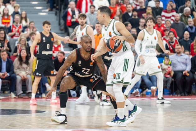 Isiaha Mike 22 (FC Bayern Basketball) im Zweikampf mit Kostas Sloukas 10 (Panathinaikos Aktor Athen), FC Bayern Basketball vs. Panathinaikos Aktor Athen, EuroLeague 22. Spieltag, 15.01.2026 Muenchen Bayern Deutschland