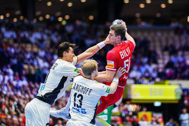 Julian Koester (Deutschland, 18), Matthes Langhoff (Deutschland, 13), Nikola Bilyk (Oesterreich, 53) DEN, Deutschland vs. Oesterreich, Handball, EHF Europameisterschaft 2026, Gruppe A, Spieltag 1, 15.01.2026 DEN, Deutschland vs. Oesterreich, Handball, EHF Europameisterschaft 2026, Gruppe A, Spieltag 1, 15.01.2026 Herning Copyright: xEibner-Pressefoto MarcelxvonxFehrnx EP_MFN