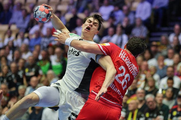 Deutschland - Österreich, EHF EM 2026 Miro Schluroff (Deutschland, 5) wird von Lukas Herburger (Österreich, 26) attackiert. Handball EHF Europameisterschaft, Länderspiel zwischen Deutschland und Österreich am 15. Januar 2026 in Herning (Dänemark)., Herning Dänemark Jyske Bank Boxen