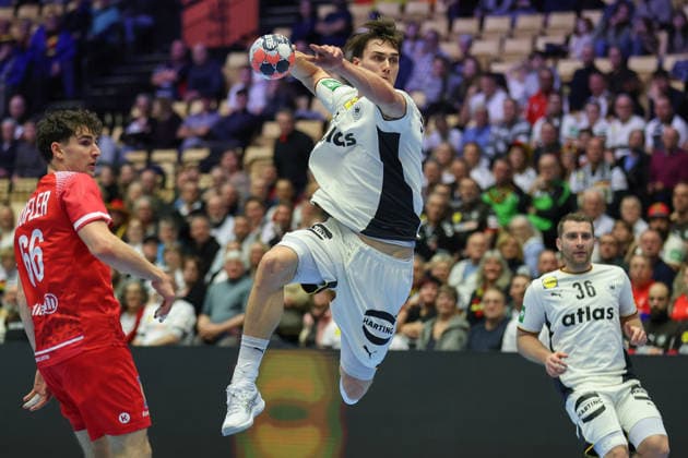 Deutschland - Österreich, EHF EM 2026 Miro Schluroff (Deutschland, 5). Links Elias Kofler (Österreich, 66). Handball EHF Europameisterschaft, Länderspiel zwischen Deutschland und Österreich am 15. Januar 2026 in Herning (Dänemark)., Herning Dänemark Jyske Bank Boxen