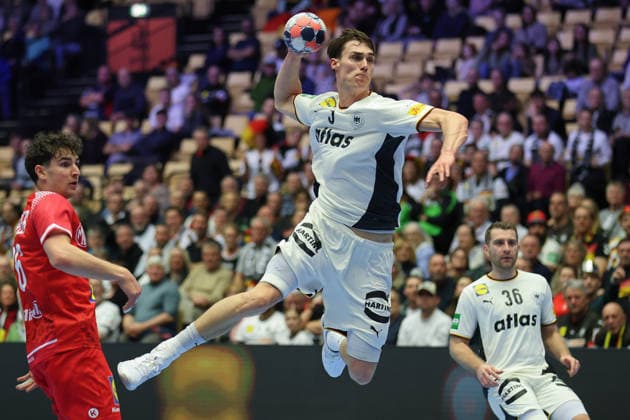 Deutschland - Österreich, EHF EM 2026 Miro Schluroff (Deutschland, 5), links Elias Kofler (Österreich, 66)., rechts Lukas Mertens (Deutschland, 36). Handball EHF Europameisterschaft, Länderspiel zwischen Deutschland und Österreich am 15. Januar 2026 in Herning (Dänemark)., Herning Dänemark Jyske Bank Boxen