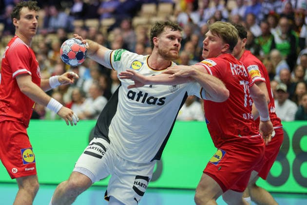 Deutschland - Österreich, EHF EM 2026 Johannes Golla (Deutschland, 4) gegen Lukas Hutecek (Österreich, 72). Handball EHF Europameisterschaft, Länderspiel zwischen Deutschland und Österreich am 15. Januar 2026 in Herning (Dänemark)., Herning Dänemark Jyske Bank Boxen