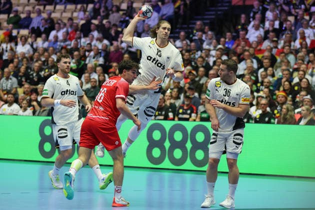 Deutschland - Österreich, EHF EM 2026 +d16+ aus dem Rückraum gegen Elias Kofler (Österreich, 66). Rechts Lukas Mertens (Deutschland, 36). Handball EHF Europameisterschaft, Länderspiel zwischen Deutschland und Österreich am 15. Januar 2026 in Herning (Dänemark)., Herning Dänemark Jyske Bank Boxen