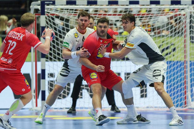 Deutschland - Österreich, EHF EM 2026 Tobias Wagner (Österreich, 55) wird von Johannes Golla (Deutschland, 4) und Julian Köster (Deutschland, 18) neutralisiert. Links Lukas Hutecek (Österreich, 72). Handball EHF Europameisterschaft, Länderspiel zwischen Deutschland und Österreich am 15. Januar 2026 in Herning (Dänemark)., Herning Dänemark Jyske Bank Boxen