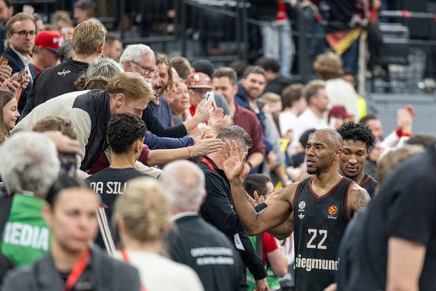 Die Spieler verabschieden sich. nach dem gewonnenen Spiel von den Fans. Isiaha Mike 22 (FC Bayern Basketball), FC Bayern Basketball vs. Panathinaikos Aktor Athen, EuroLeague 22. Spieltag, 15.01.2026 Muenchen Bayern Deutschland