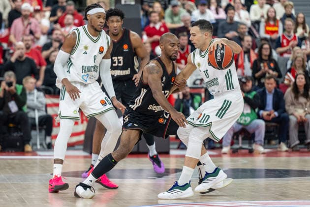 Isiaha Mike 22 (FC Bayern Basketball) im Zweikampf mit Kostas Sloukas 10 (Panathinaikos Aktor Athen), FC Bayern Basketball vs. Panathinaikos Aktor Athen, EuroLeague 22. Spieltag, 15.01.2026 Muenchen Bayern Deutschland