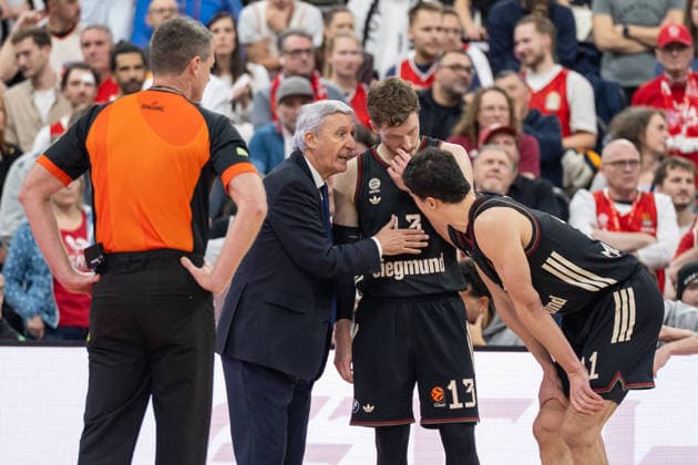 Chefcoach Svetislav Persic (FC Bayern Basketball) stimmt sich mit Andreas Obst 13 (FC Bayern Basketball) und Vladimir Lucic 11 (FC Bayern Basketball) ab, FC Bayern Basketball vs. Panathinaikos Aktor Athen, EuroLeague 22. Spieltag, 15.01.2026 Muenchen Bayern Deutschland