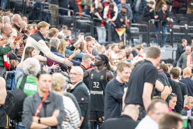 Die Spieler verabschieden sich. nach dem gewonnenen Spiel von den Fans. Wenyen Gabriel 32 (FC Bayern Basketball), FC Bayern Basketball vs. Panathinaikos Aktor Athen, EuroLeague 22. Spieltag, 15.01.2026 Muenchen Bayern Deutschland